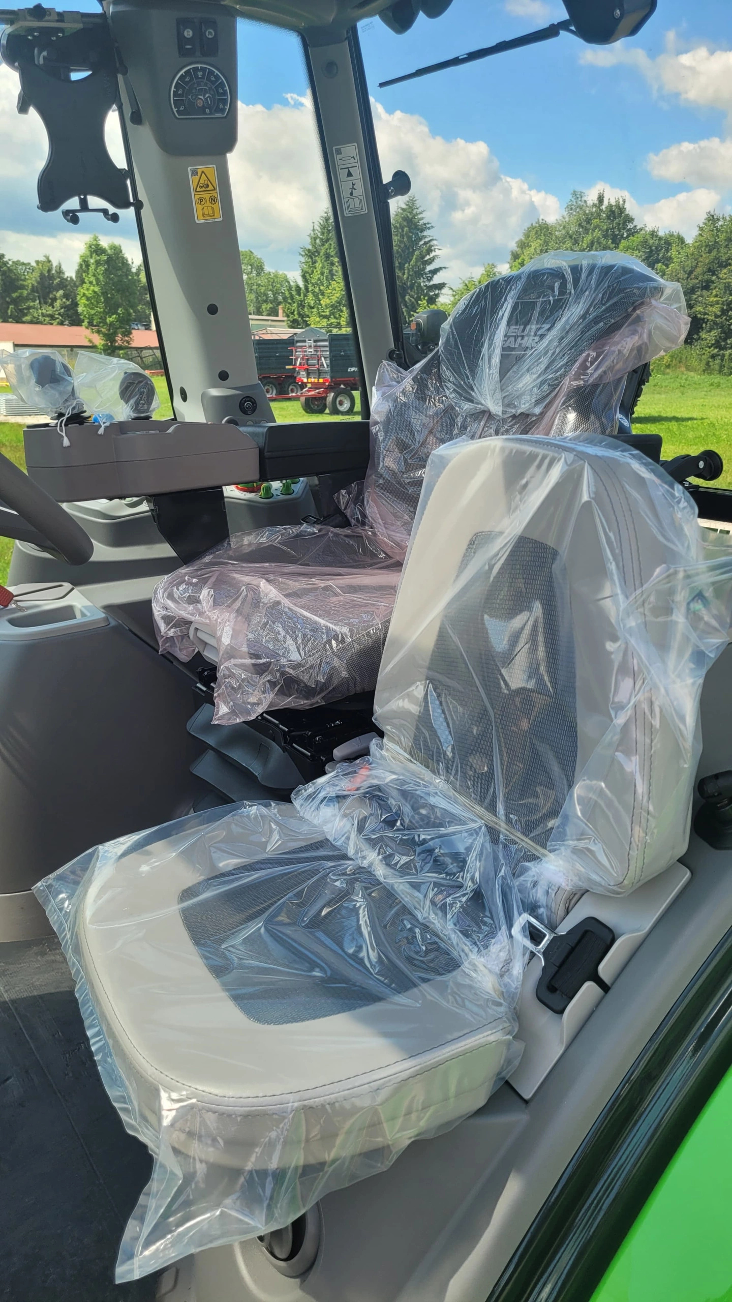 ZEMĚDĚLSKÝ TRAKTOR DEUTZ-FAHR 6130.4 RVSHIFT - Obrázek 8