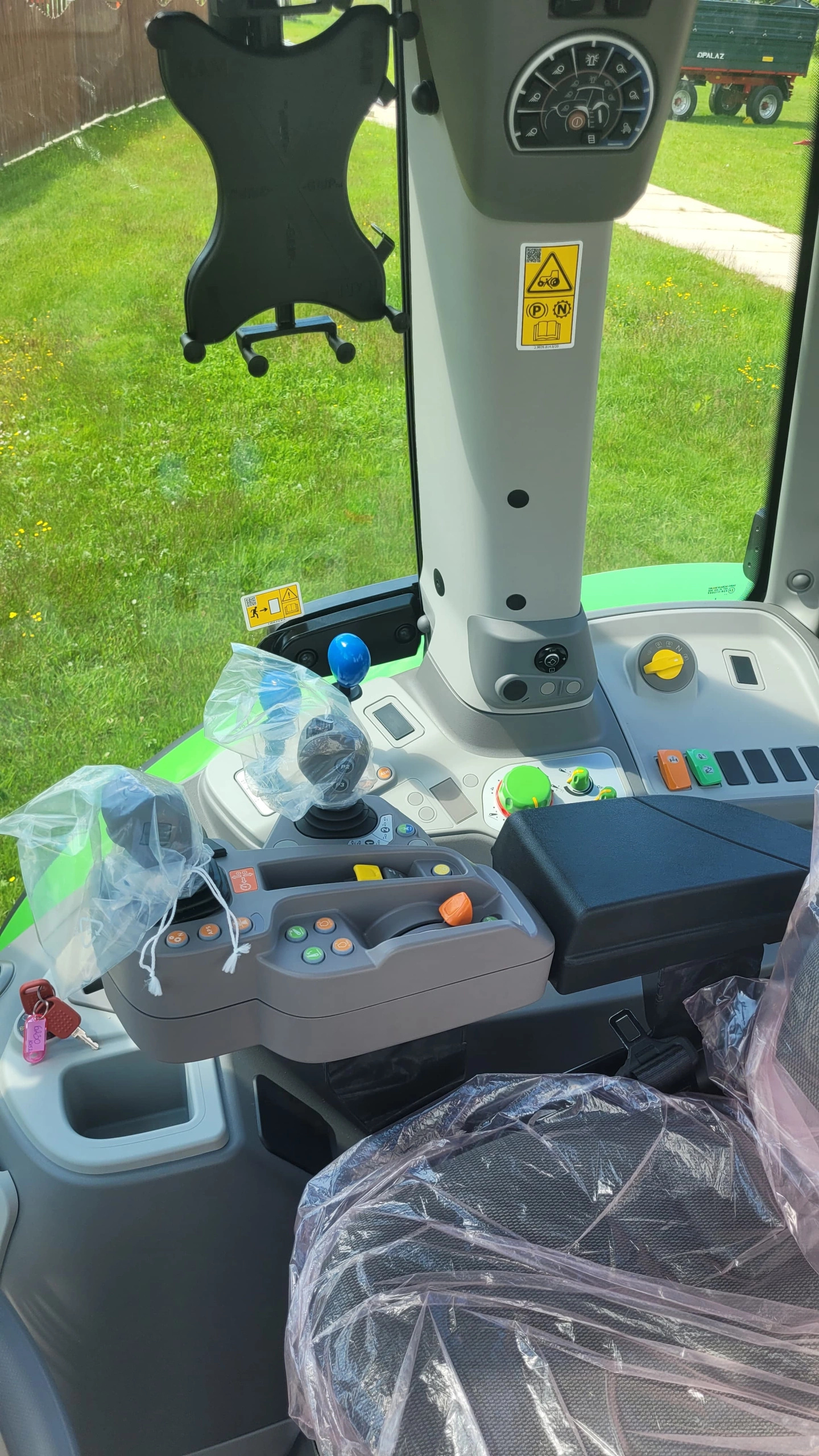 ZEMĚDĚLSKÝ TRAKTOR DEUTZ-FAHR 6130.4 RVSHIFT - Obrázek 10